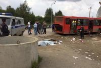 В России автобус врезался в здание, есть погибший