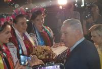 Жена Нетаньяху по пути в Киев устроила скандал в самолете и бросила на землю хлеб-соль (видео)