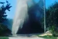 5-метровый фонтан из нечистот: отходы из канализации залили улицы Кропивницкого (видео)