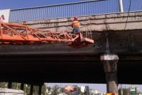В Киеве с мостов снимают "лишний" бетон (фото)