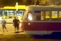 Возле станции метро Минская в Киеве загорелся трамвай с пассажирами (видео)