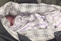 Полиция разыскивает мать младенца, брошенного в сумке в одном из дворов Киева