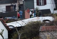 В Португалии автобус с туристами сорвался с дороги и упал на крышу дома, есть погибшие