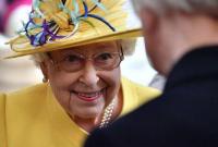 В желтом и в компании внучки. Королева Елизавета посетила утреннюю службу в Чистый четверг