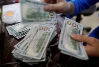 Украинцы покупают валюту больше, чем продают