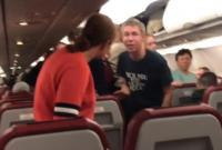 "Скот**а, бл**ь!" Панин на глазах у пассажиров самолета напал на свою девушку (видео)