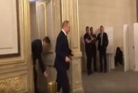 Появилось видео, как Путин на саммите ходил в туалет с шестью охранниками