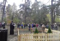 На Киевщине вандалы выбросили мемориал Небесной Сотни в болото