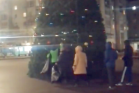 В России пенсионеры прикарманили игрушки с городской елки (видео)