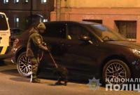 В Киеве прохожий задержал мужчину, который крепил GPS-трекер на авто
