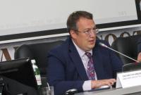 Геращенко говорит, что ему хватает около 64 тысячи зарплаты