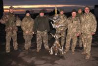 Украинские бойцы на Приазовье собрали елку из боеприпасов, которые прилетели от боевиков