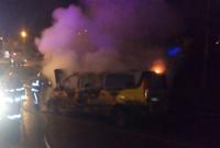 Посреди улицы в Кременчуге загорелся микроавтобус