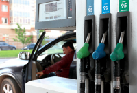 Бензин дешевеет: каких цен на горючее ждать водителям в июле