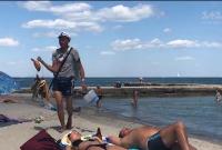 Пахлава с перцем: журналисты узнали, кто "крышует" пляжную торговлю (видео)