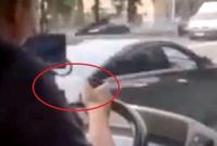 В Киеве пассажиры сняли, как водитель автобуса играет за рулем в игры на смартфоне (видео)