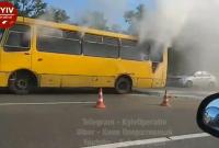 В Киеве посреди дороги загорелась маршрутка (видео)