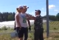 Опубликовано видео, на котором польский «плантатор» бросается с кулаками на украинских заробитчан