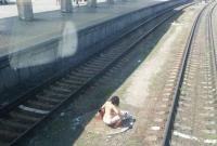 В Днепре женщина мылась на железнодорожных путях из пожарного гидранта (фото)