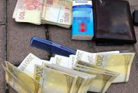 В Киеве задержали "валютчика" с фальшивыми деньгами