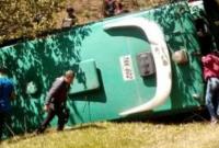 В Колумбии три человека погибли в результате падения микроавтобуса в пропасть