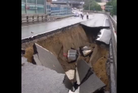 В Сочи на мосту обрушилась дорога (видео)