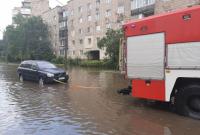 В Ровно мощный ливень затопил десятки автомобилей