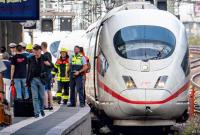 Во Франкфурте мужчина толкнул женщину с ребенком под поезд