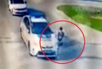 Соцсети: в Борисполе патрульные сбили на пешеходном переходе школьника (видео)
