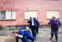 Ближе к народу: мэр Омска упала в грязь при попытке перепрыгнуть через лужу (видео)