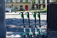 В Париже введут более жесткие правила для "водителей" электрических самокатов