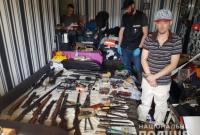 Арсенал оружия и наркотики обнаружили в съемной столичной квартире