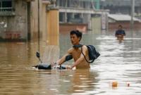 В Китае из-за наводнений эвакуировали десятки тысяч людей
