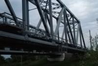 В Киеве мужчина спрыгнул с моста на проезжую часть