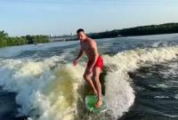 Владимир Кличко показал, как занимается серфингом на Днепре (видео)