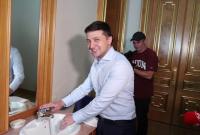 Зеленский показал свой кабинет в АП (видео)