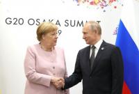 Путин и Меркель договорились продолжить работу в нормандском формате