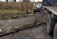 В Киеве грузовик столкнулся с легковушкой, есть жертва