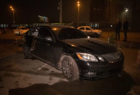Lexus отрикошетил на троутар и сбил двух людей возле метро в Киеве, погибла девушка (видео)