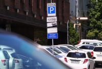 Везде по-разному: сколько стоят городские парковки в городах Украины
