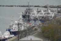 Захваченные Россией украинские катера выводят из Керчи