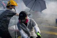 В Гонконге демонстранты попали стрелой в полицейского