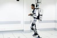 Парализованный мужчина снова начал ходить благодаря экзоскелету