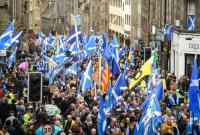 Тысячи человек вышли на марш за независимость Шотландии в Эдинбурге
