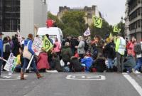 Климатические протесты: в Лондоне задержали более 300 экоактивистов