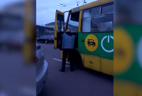 Помочился на собственный автобус: киевский маршрутчик стал "звездой" Интернета (видео)
