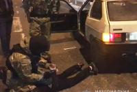 В Одессе задержали двух мужчин, подозреваемых в разбойных нападениях на АЗС и магазины (видео)