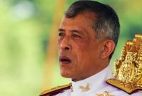Король Таиланда лишил свою спутницу официальных титулов