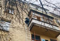 В Николаеве пришлось освобождать мужчину, которого на балконе закрыл двухлетний мальчик