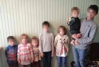 Ели сырой лук: в Одессе мать бросила 6 детей на улице на 2 суток (видео)